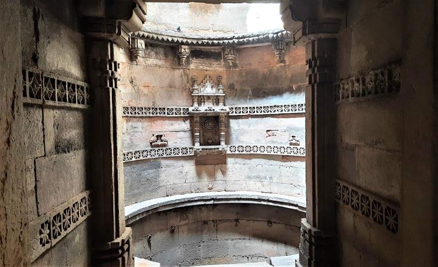 This image has an empty alt attribute; its file name is Dada-Harir-stepwell-6-1.jpg