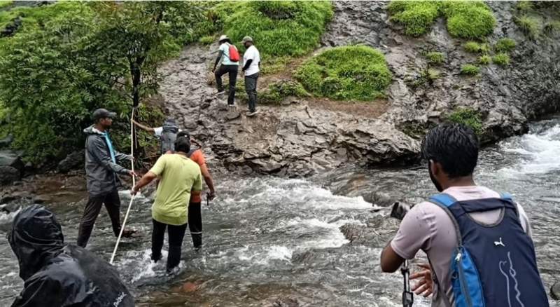 devkund waterfall